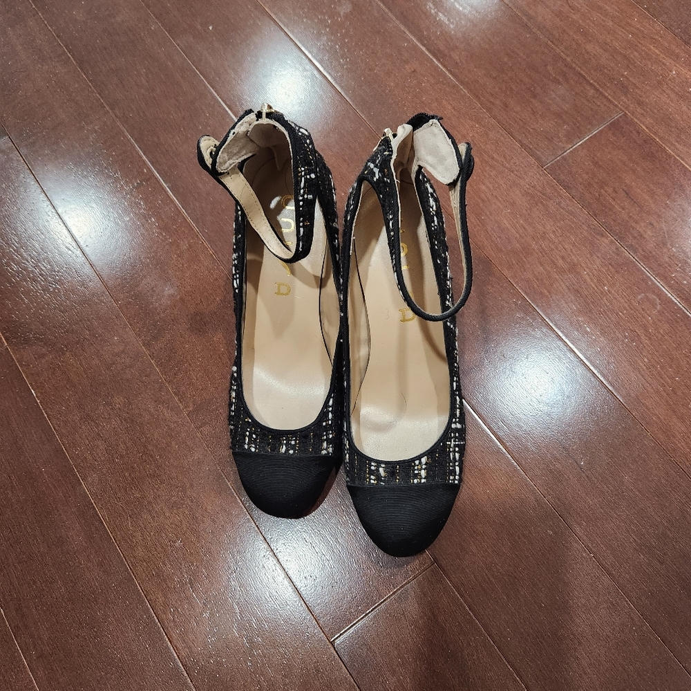Tweed pumps